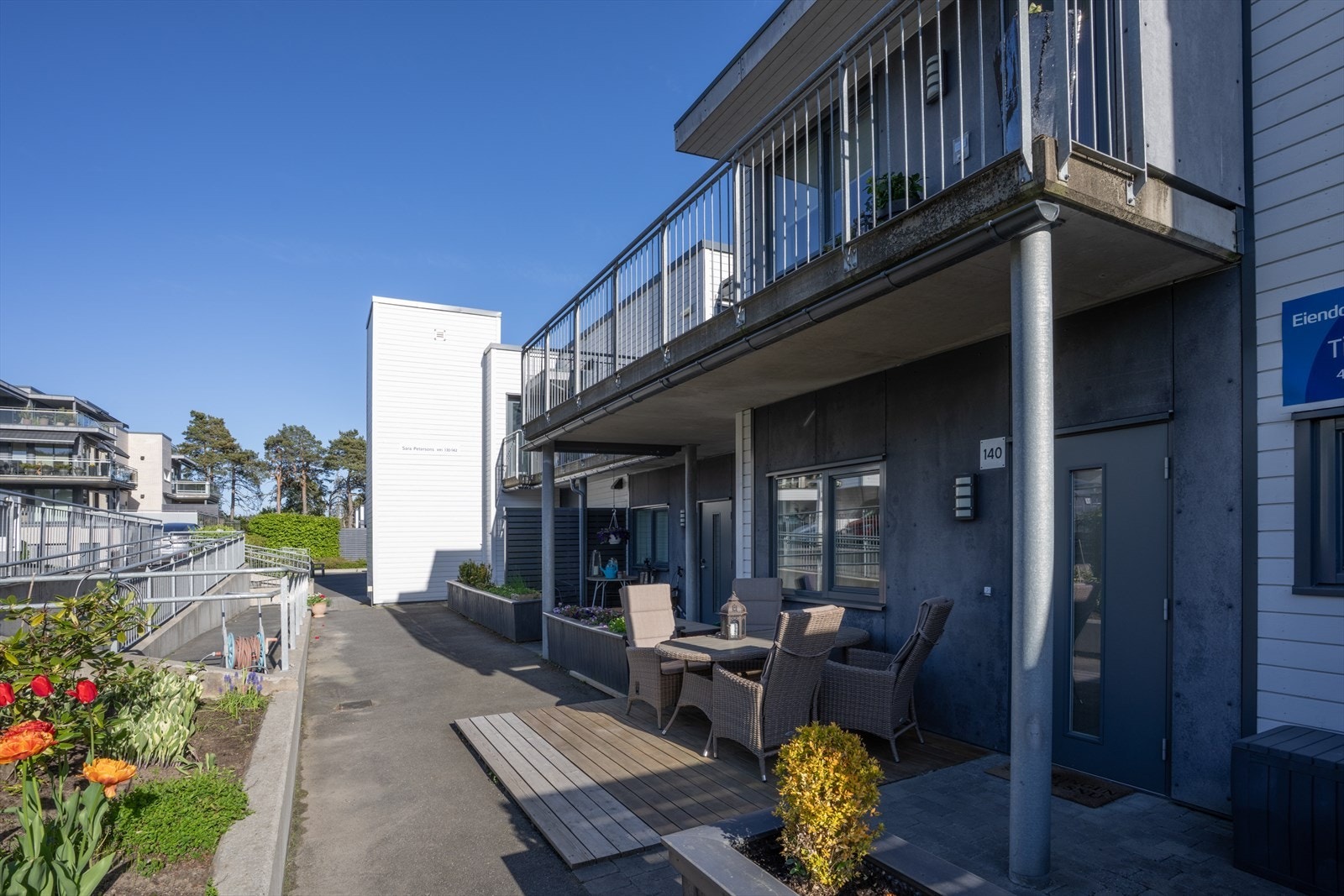 Inngangspartiet byr på muligheter for sittegruppe eller dekor - gjør det til en stemningsfull og praktisk uteplass. Galleribilde