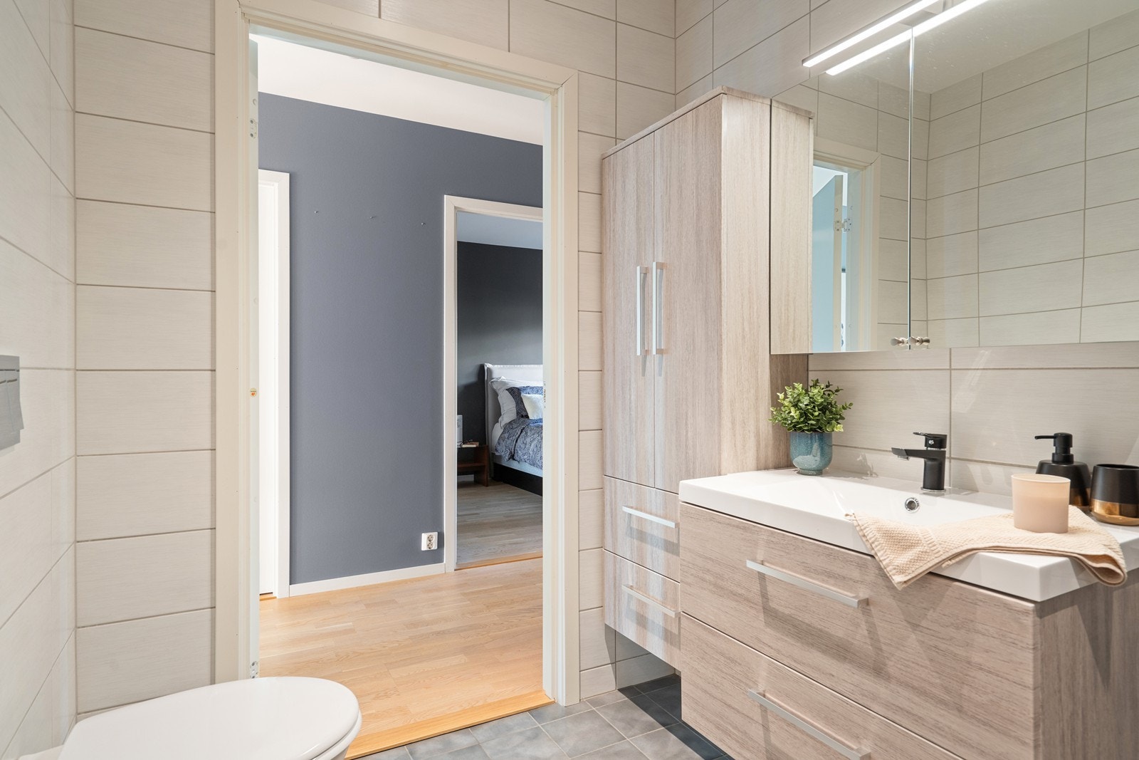 Stilrent og moderne bad, med ny innredning og garnityr fra 2022. Galleribilde