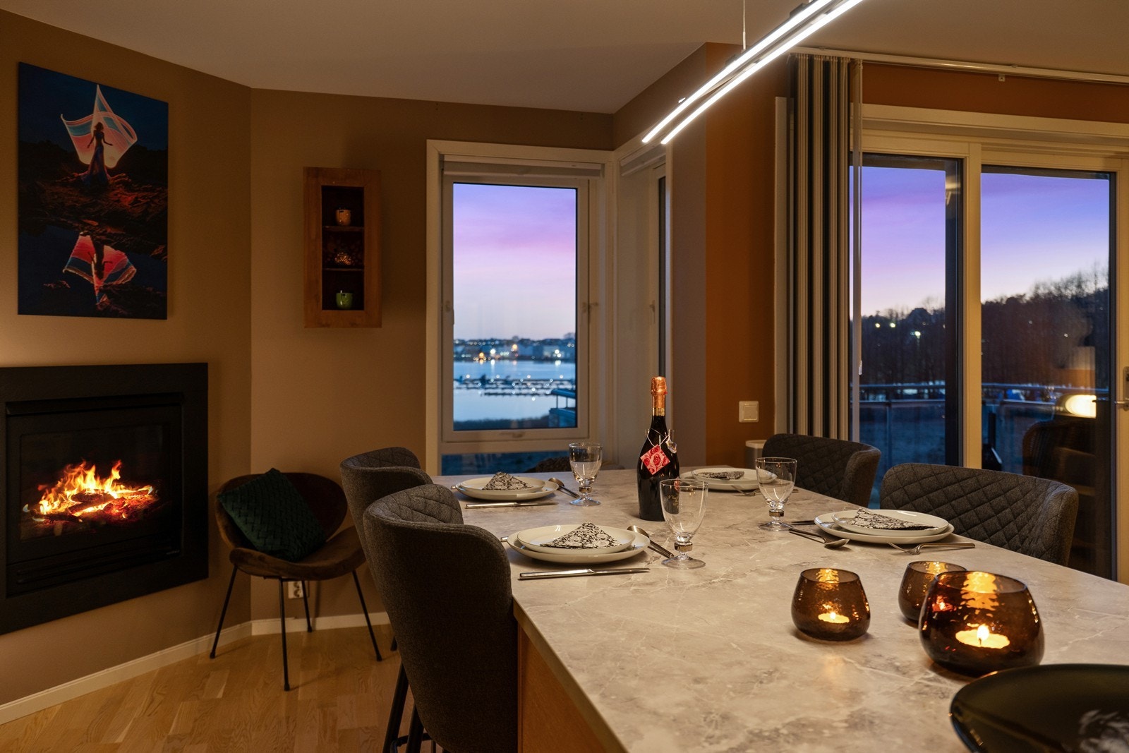 Det er fin utsikt fra spiseplassen på kjøkkenet. Galleribilde