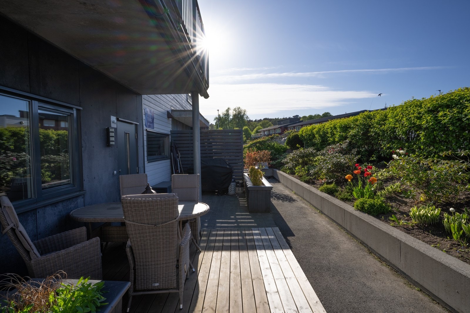 Uteplassen på inngangssiden er av god størrelse med plass til både spisebord og grill. Galleribilde