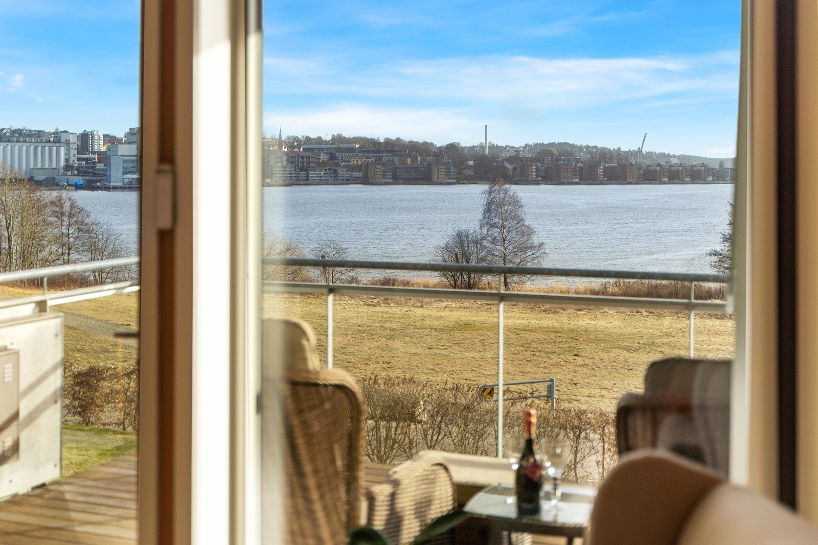 Utsikt fra stuevindu. Galleribilde