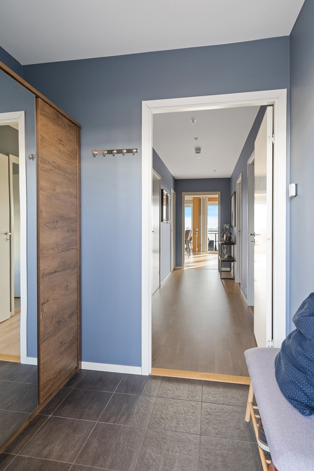 Velorganisert gang med rikelig oppbevaringsplass og en åpen, luftig følelse. Galleribilde