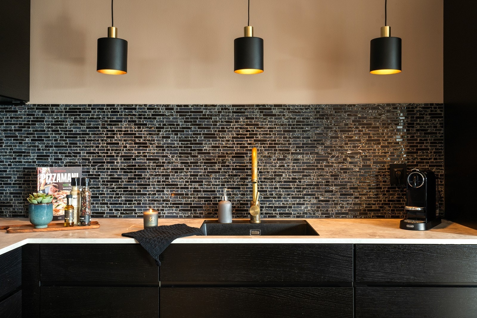 Kjøkkeninnredning fra 2022. Kjøkkenet har slette fronter og laminat
benkeplate. Integrert komfyr, induksjonstopp, kombiovn,
kjøleskap og oppvaskmaskin. Galleribilde