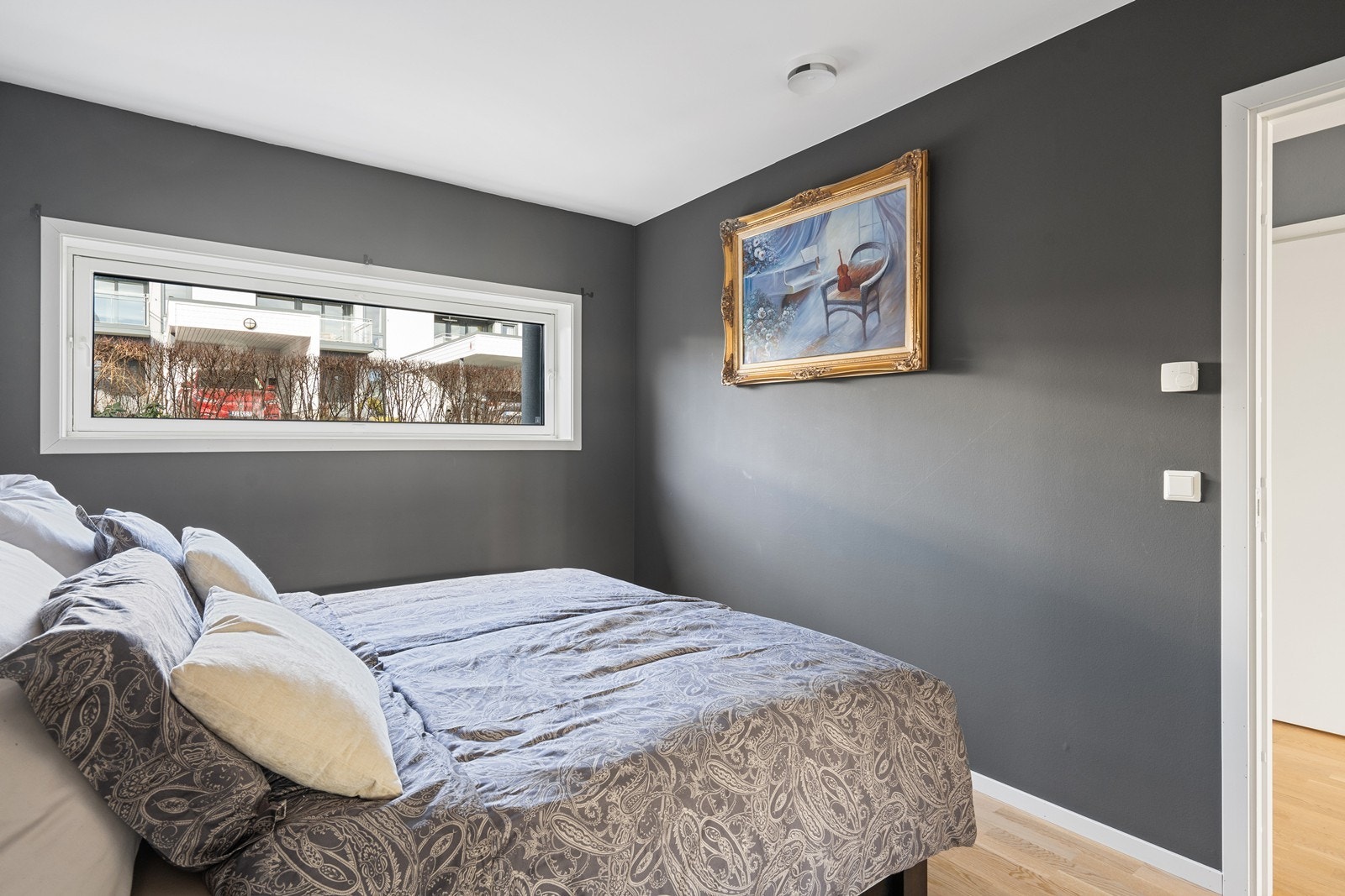 Lyst og romslig soverom med god plass til dobbeltseng og garderobe. Galleribilde