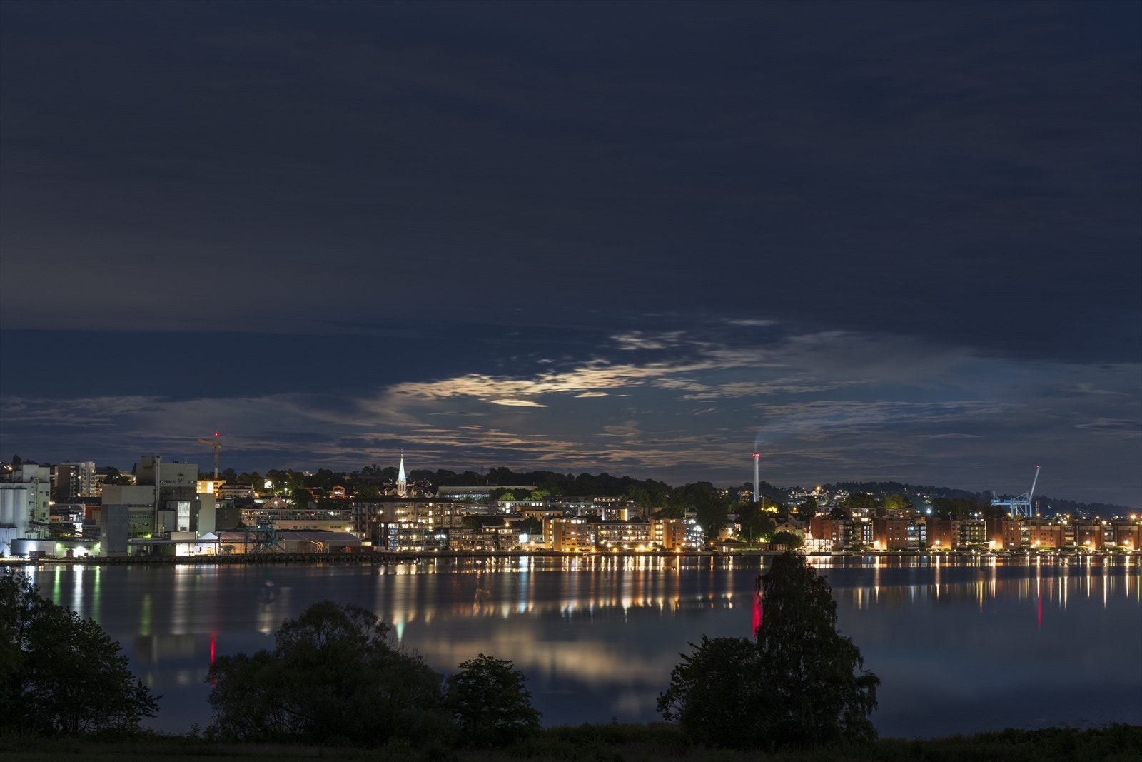 Nydelig utsikt over byen og grøntområder - her får du panoramafølelse rett fra stuen. Galleribilde