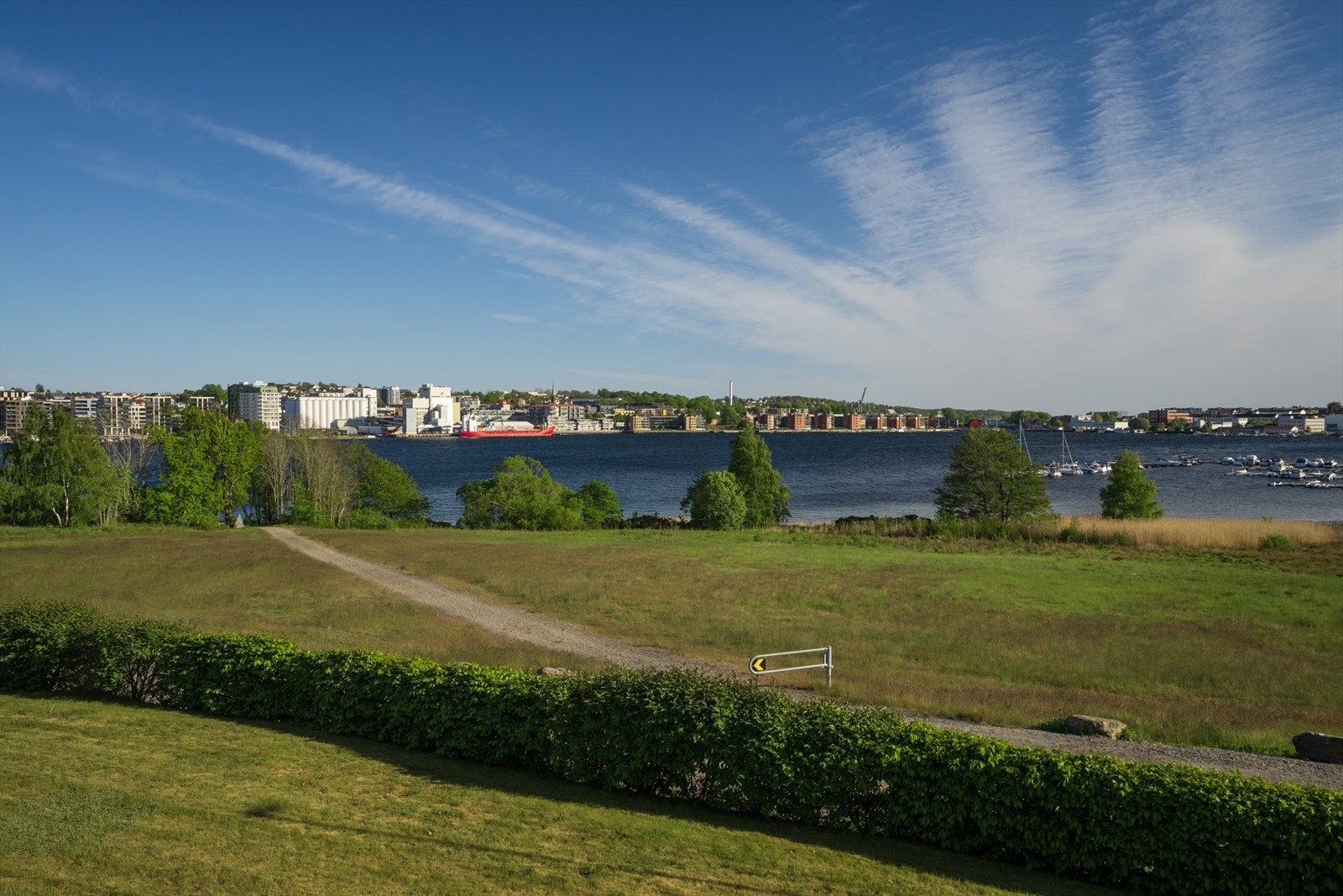 Det er fantastisk utsikt fra verandaen! Her bor man i naturskjønne omgivelser med kort gangavstand til badestrand i Perlebukta og med flotte turmuligheter rett utenfor døren. Galleribilde