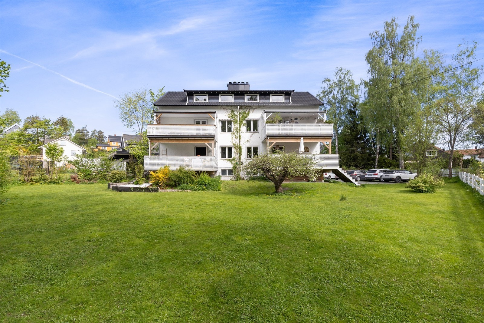 Delikat og moderne leilighet over to plan beliggende i et rolig og ettertraktet boligområde på Strand / Nedre Høvik. Galleribilde