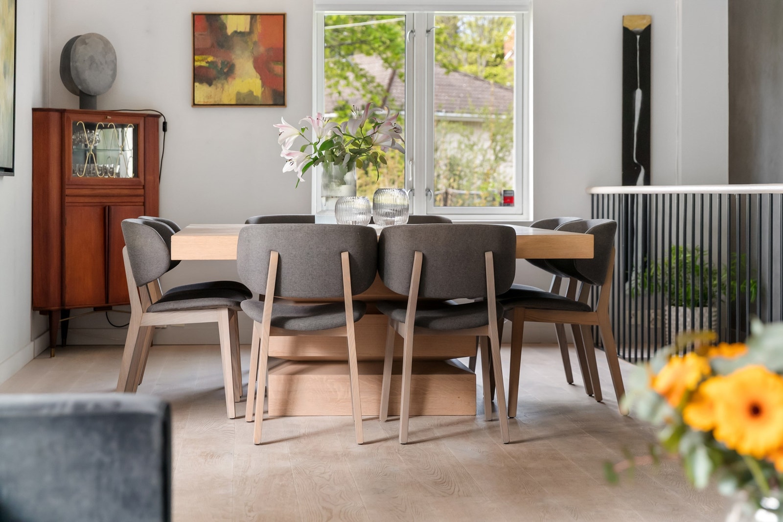 Familieleiligheten oppleves meget lys og luftig hvor det er enkelt å trives Galleribilde