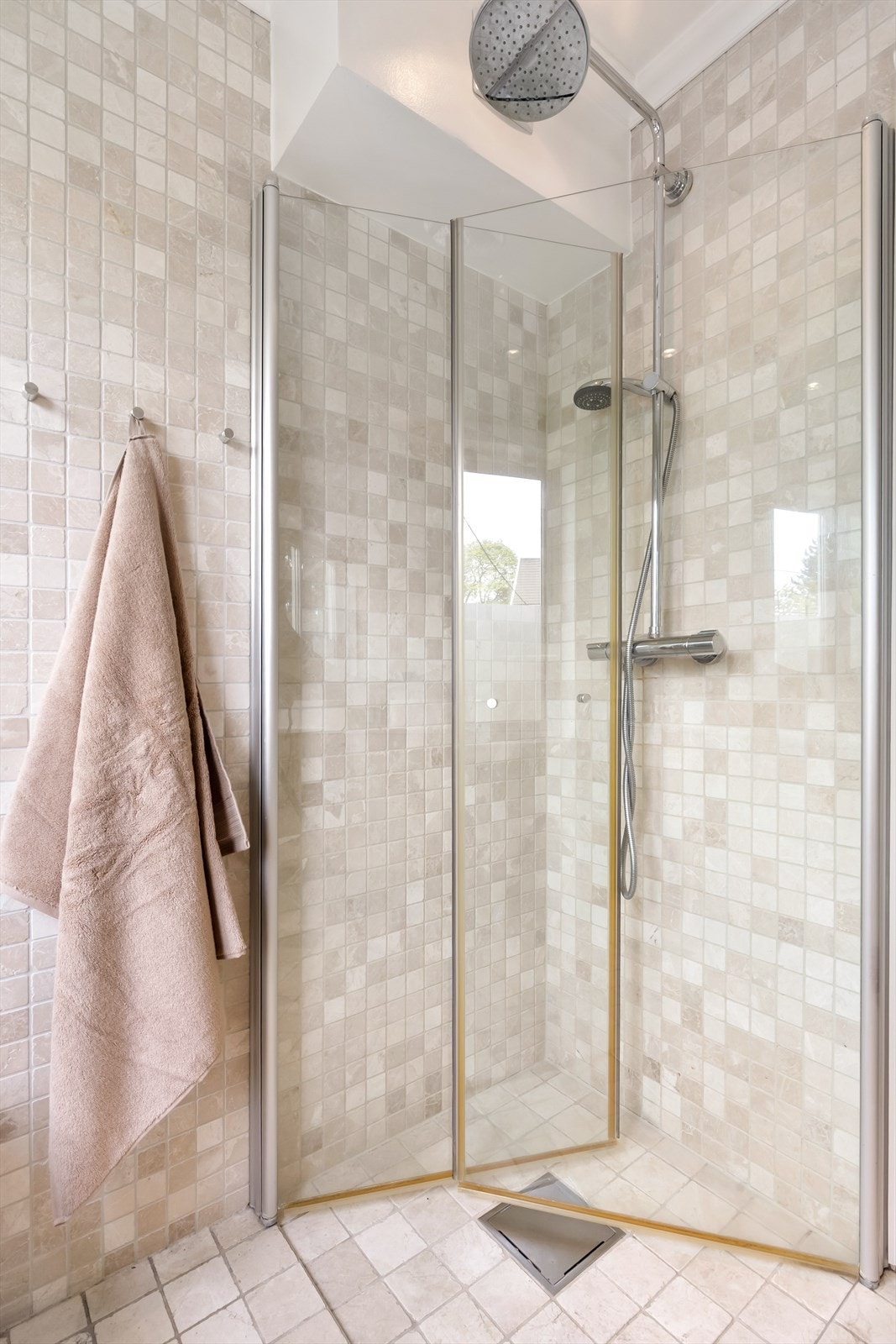 Badet inneholder et moderne dobbelservant med innredning, dusjhjørne med takdusj og vegghengt toalett som var nytt i 2020 Galleribilde