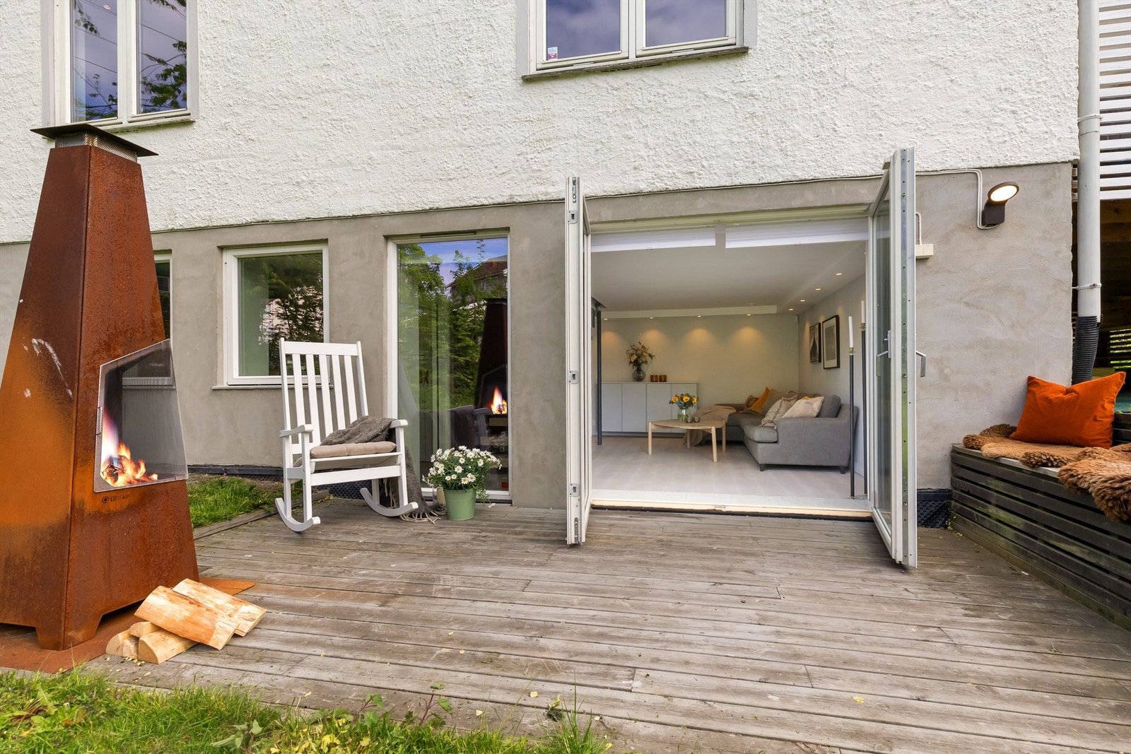 Fra stuen er det utgang til felles terrasse og hage Galleribilde
