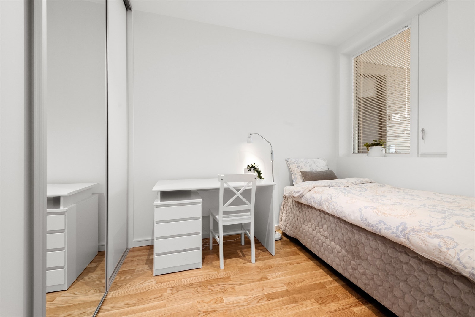 Soverom nr. 2 med skyvedørsgarderobe Galleribilde