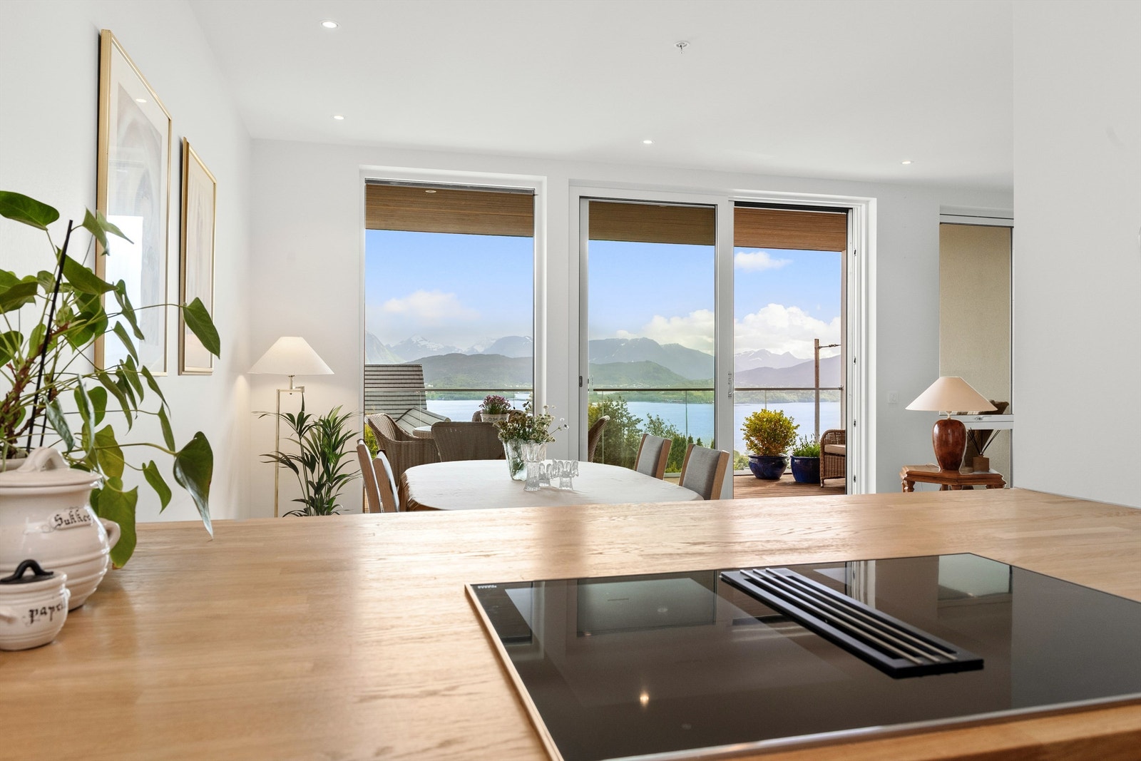 Fra kjøkkenøy mot spisestue. Flott utsikt også fra kjøkkenet Galleribilde