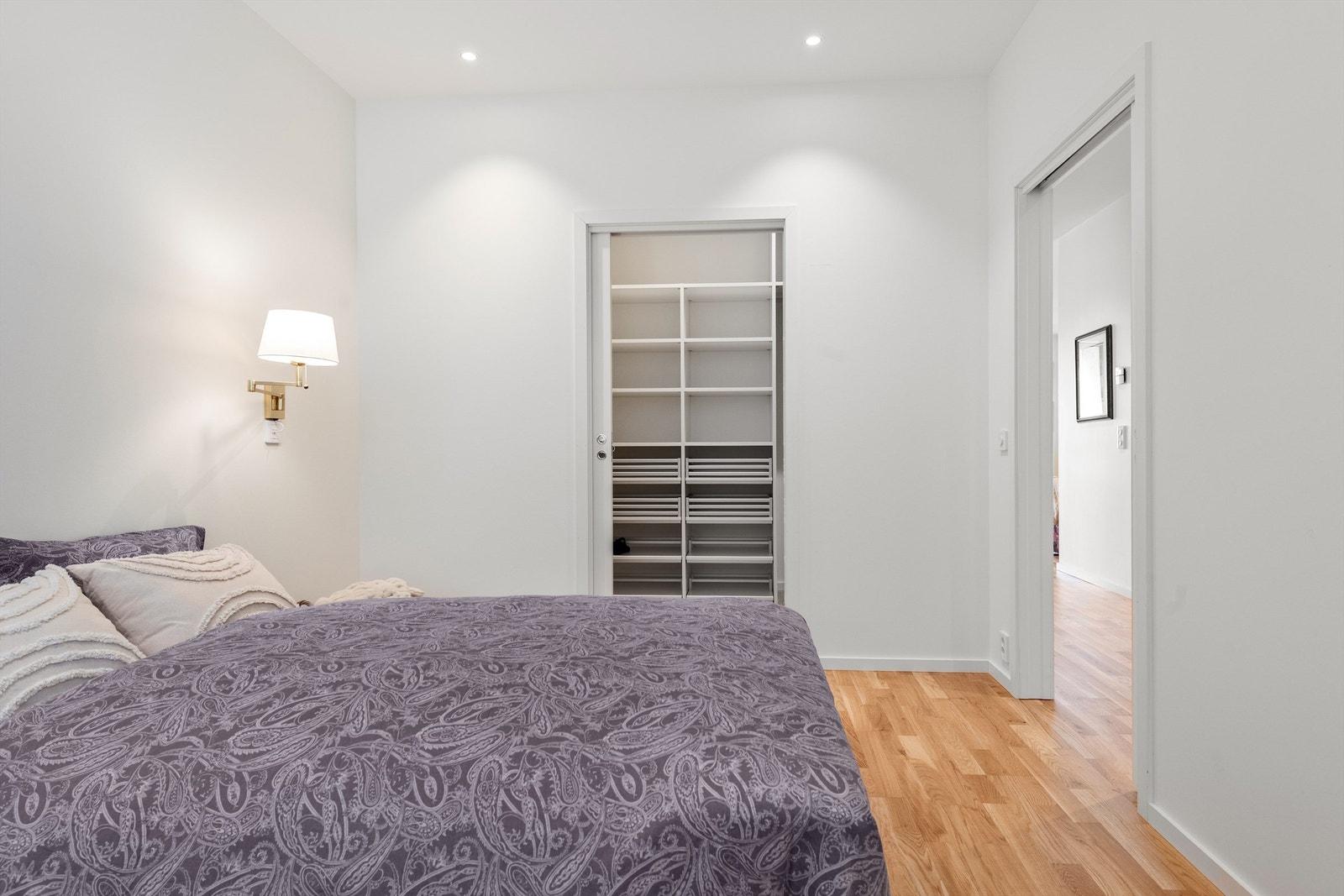 Adkomst fra hovedsoverom til walk-in-garderobe Galleribilde