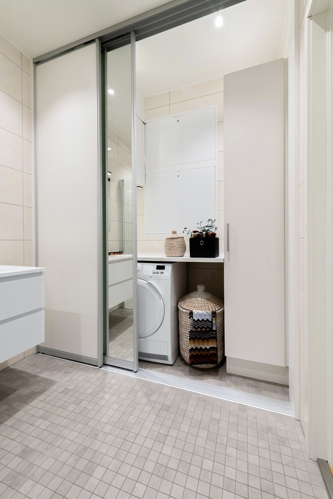 Praktisk vaskeromsnisje på bak bak skyvedørsfronter Galleribilde