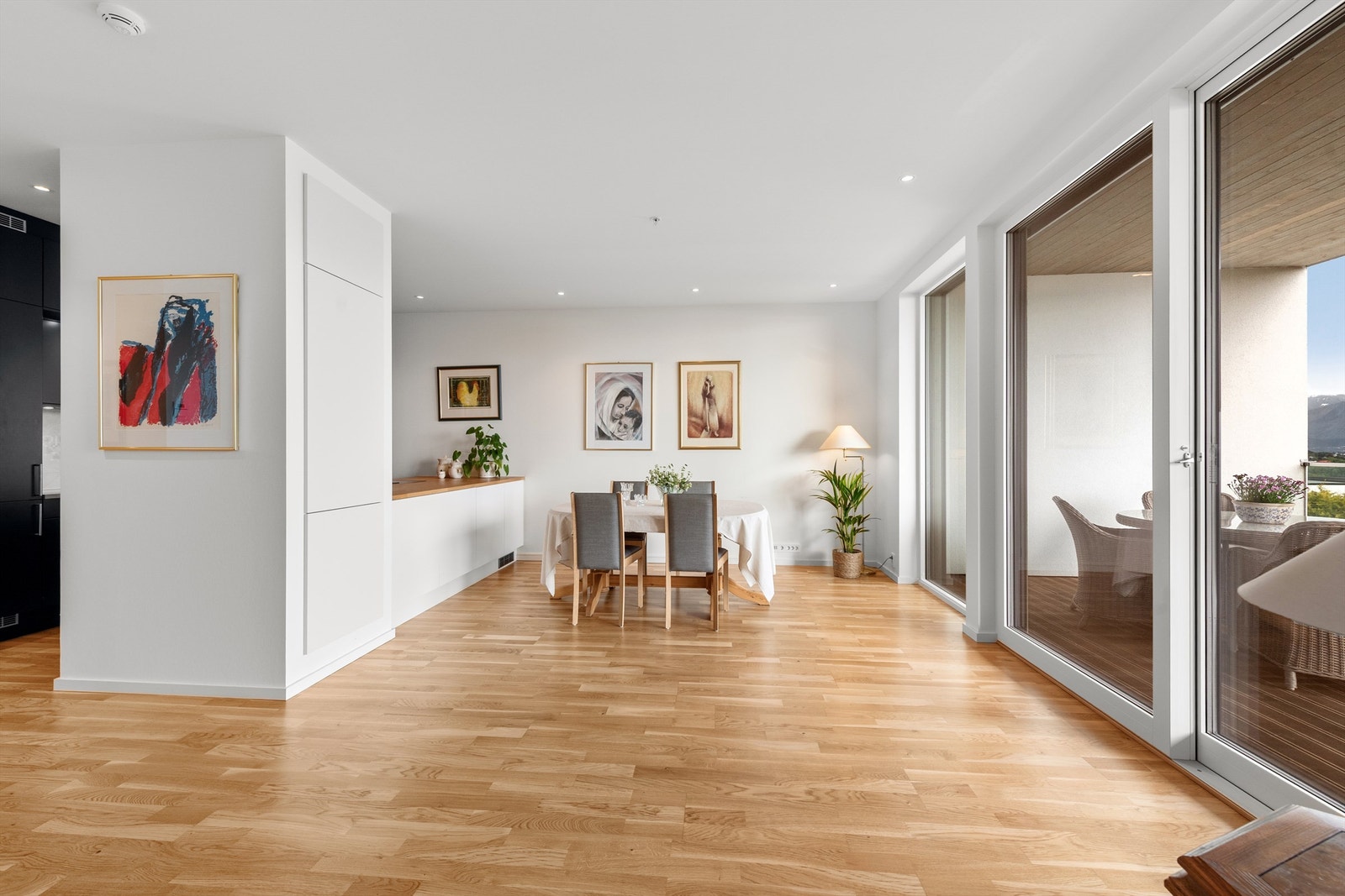 Det er god plass til spisestue i tilknytning til kjøkken Galleribilde