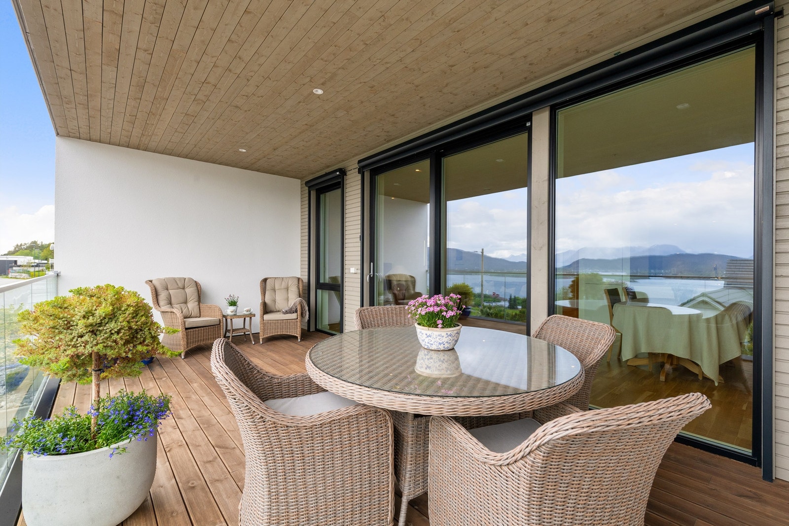 Flott skjermet og overbygd terrasse med glassrekkverk. God plass til flere sitteplasser Galleribilde