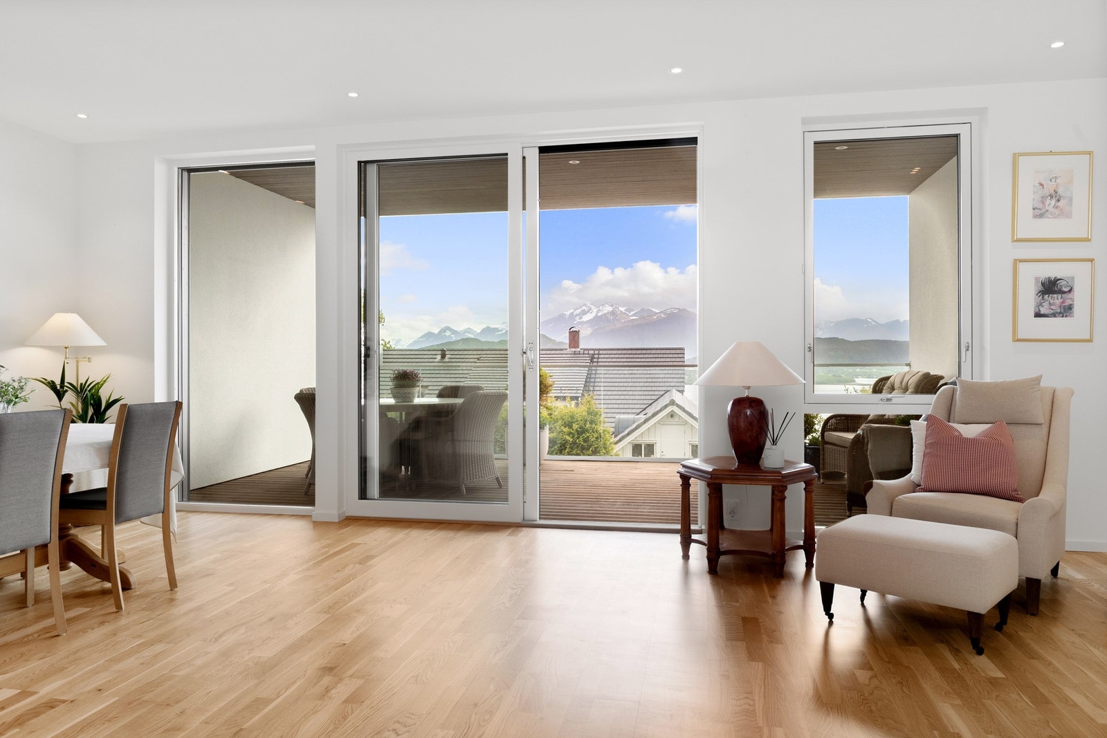 Store vindusflater mot syd som gir godt med naturlig lysinnslipp i stue/kjøkken. Skyvedør til skjermet terrasse med flott utsikt Galleribilde