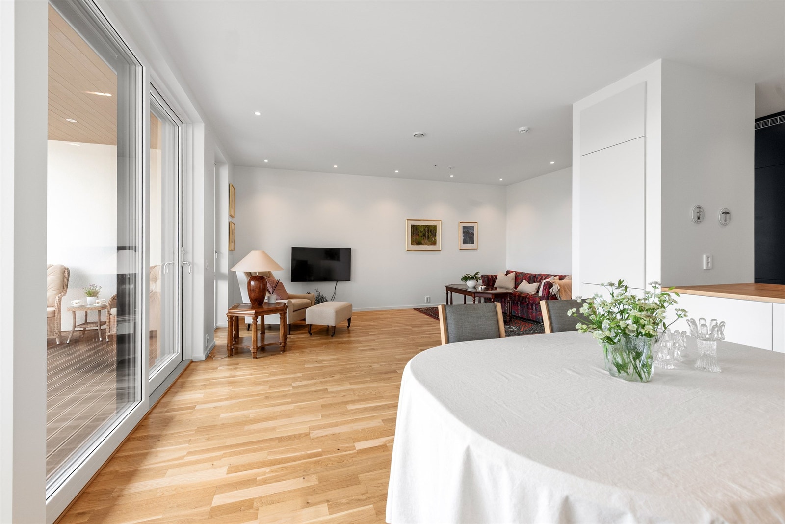 Fra spisestue mot stue Galleribilde