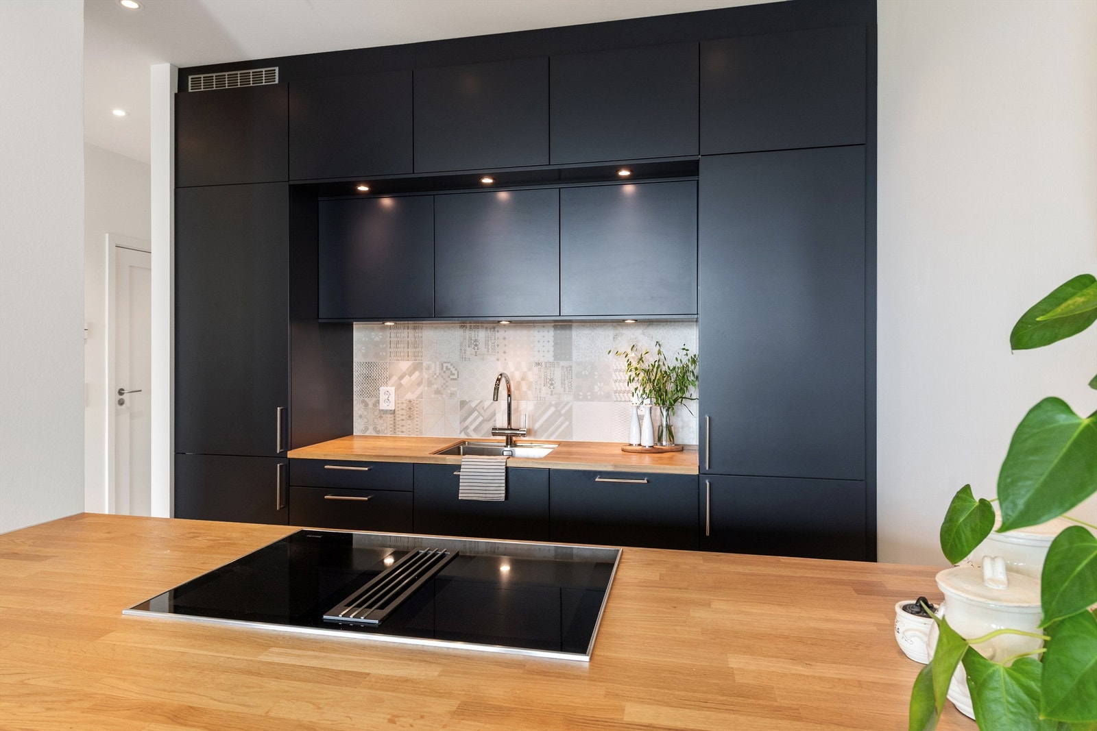 Induksjonstopp med integrert ventilator med kullfilter Galleribilde