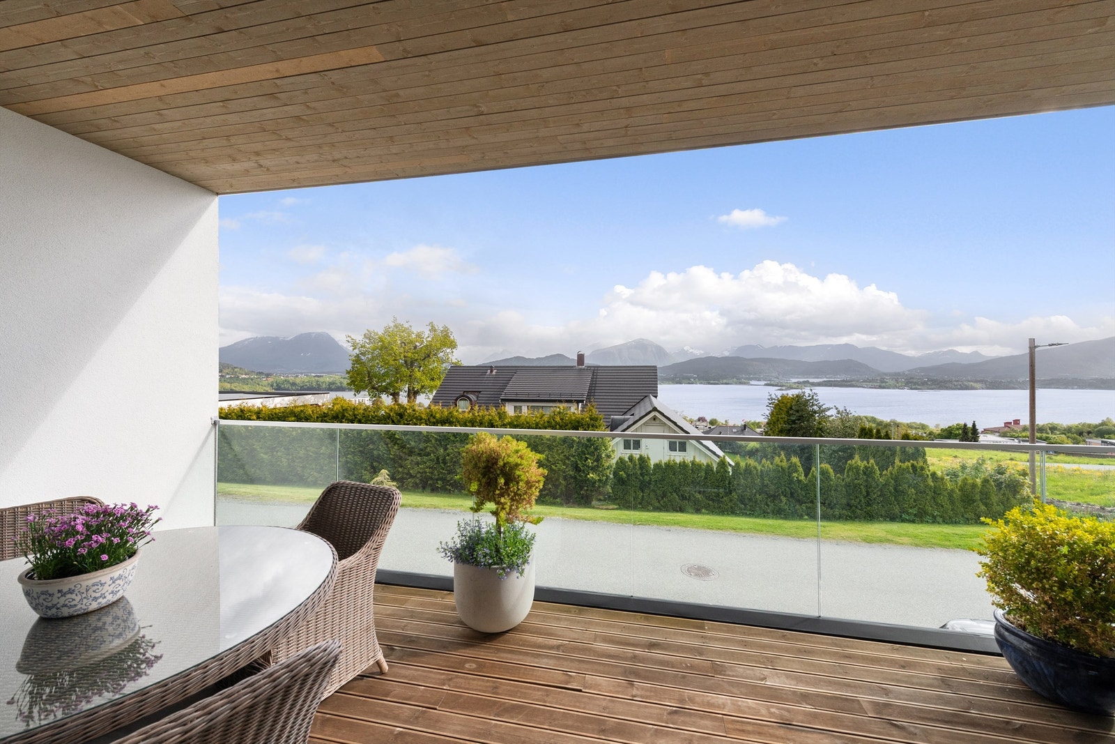 Nydelig utsikt mot fjord og fjell fra den sydvendte terrassen Galleribilde