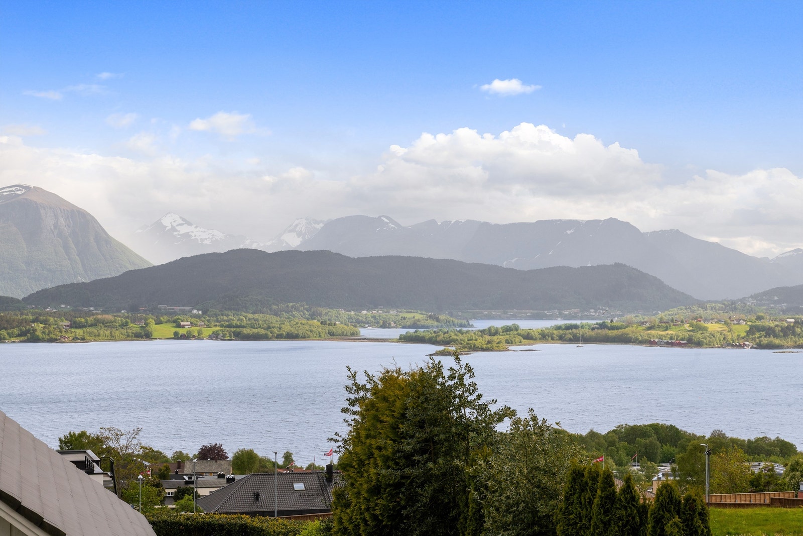Flott utsikt mot Borgundfjorden og Sunnmørsfjella fra leiligheten Galleribilde