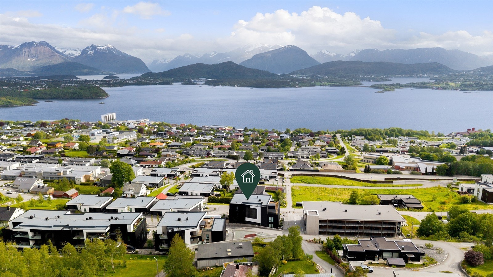 Dronebilde av nærområde og eiendommen tatt fra nord mot syd Galleribilde