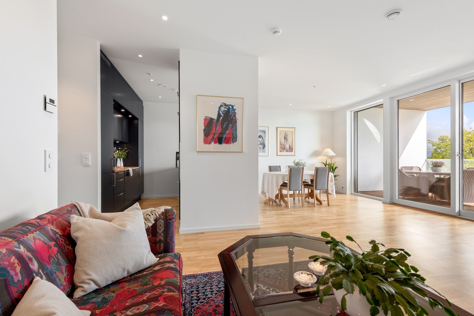 Fra stue mot spisestue og kjøkken Galleribilde