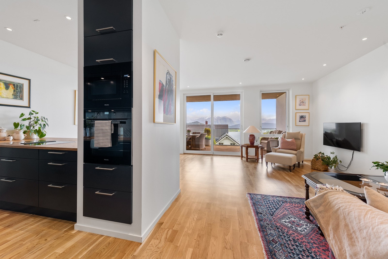 Stue og kjøkken i åpen løsning Galleribilde