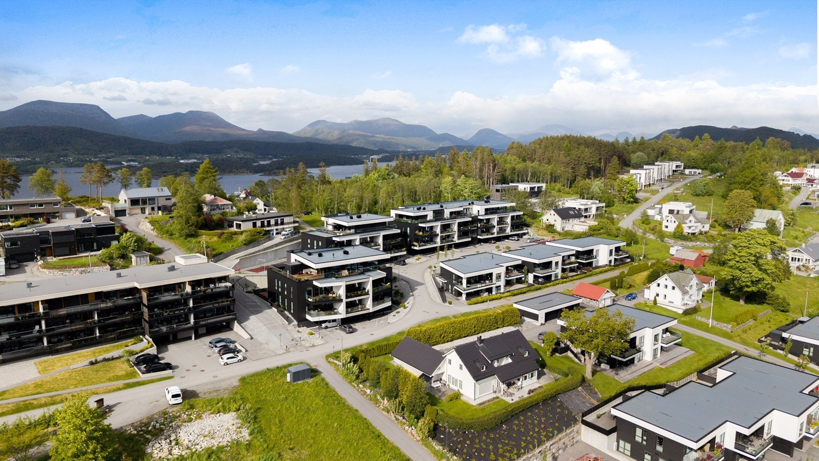 Dronebilde av fasade og nærområdet sett fra sydvest Galleribilde