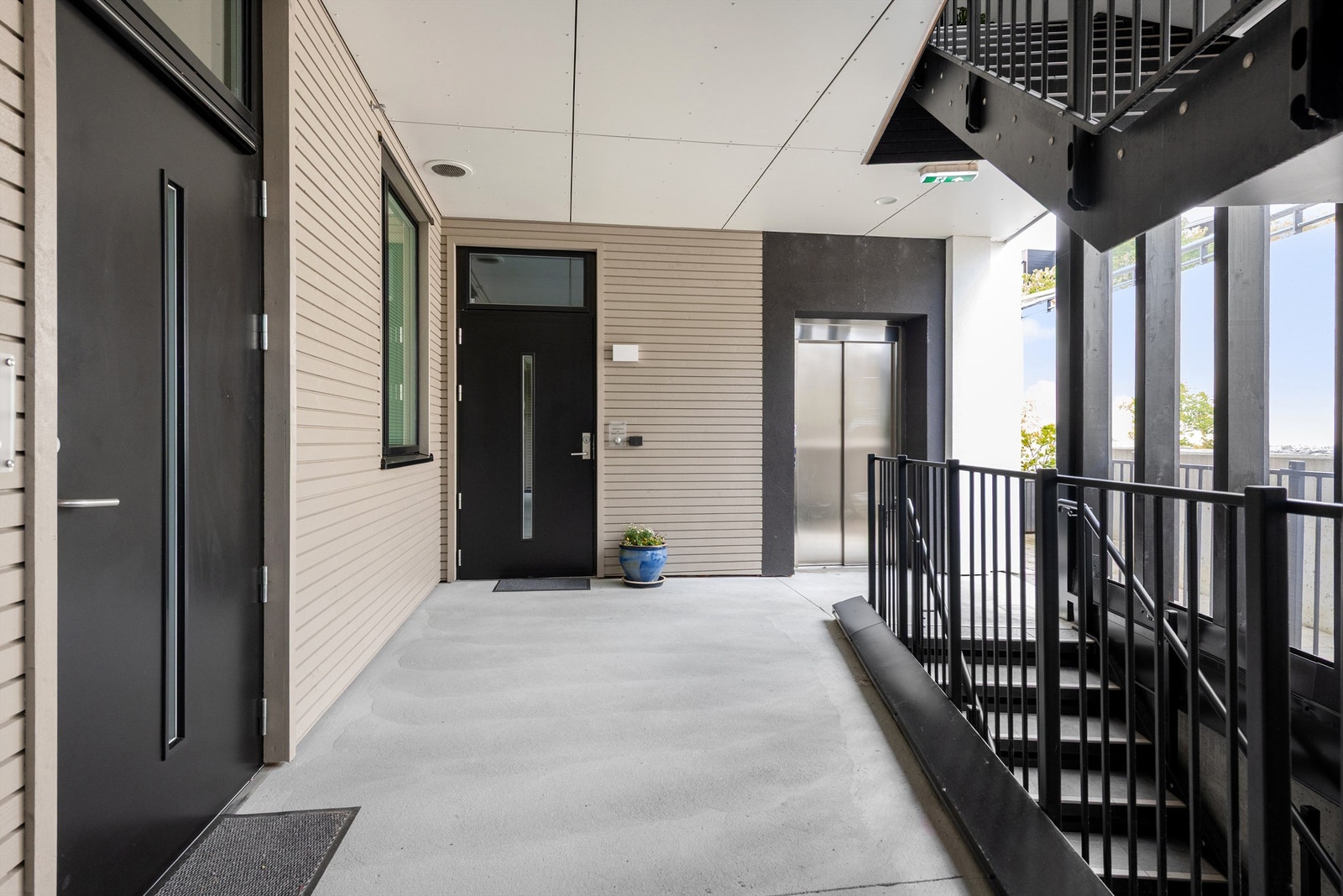 Svalgang og inngansparti til leiligheten fra nord eller via trapp eller heis fra parkeringskjeller Galleribilde