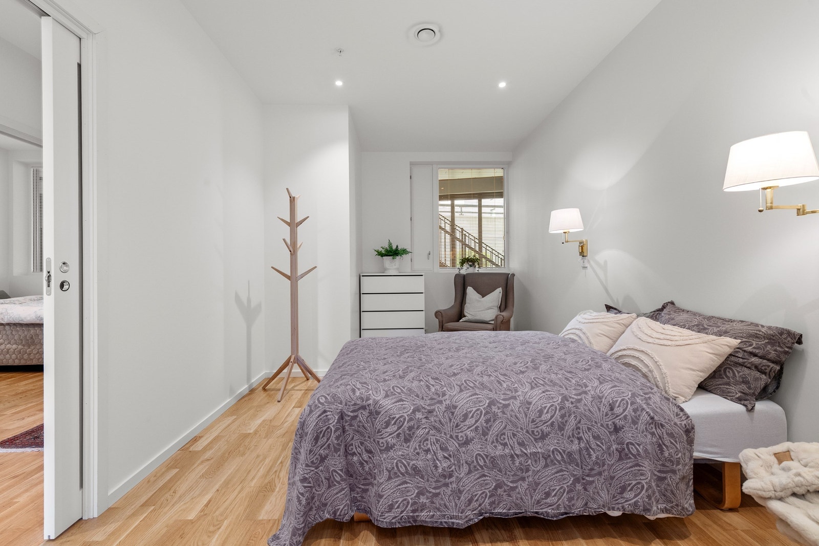 Romslig hovedsoverom med adkomst via skyvedør fra gang Galleribilde