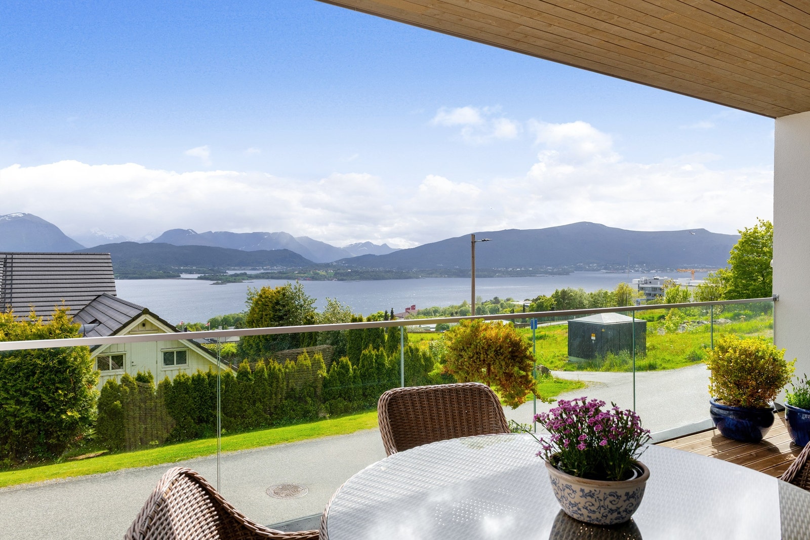 Skjermet overbygd terrasse mot syd på 21 kvm med glassrekkverk Galleribilde