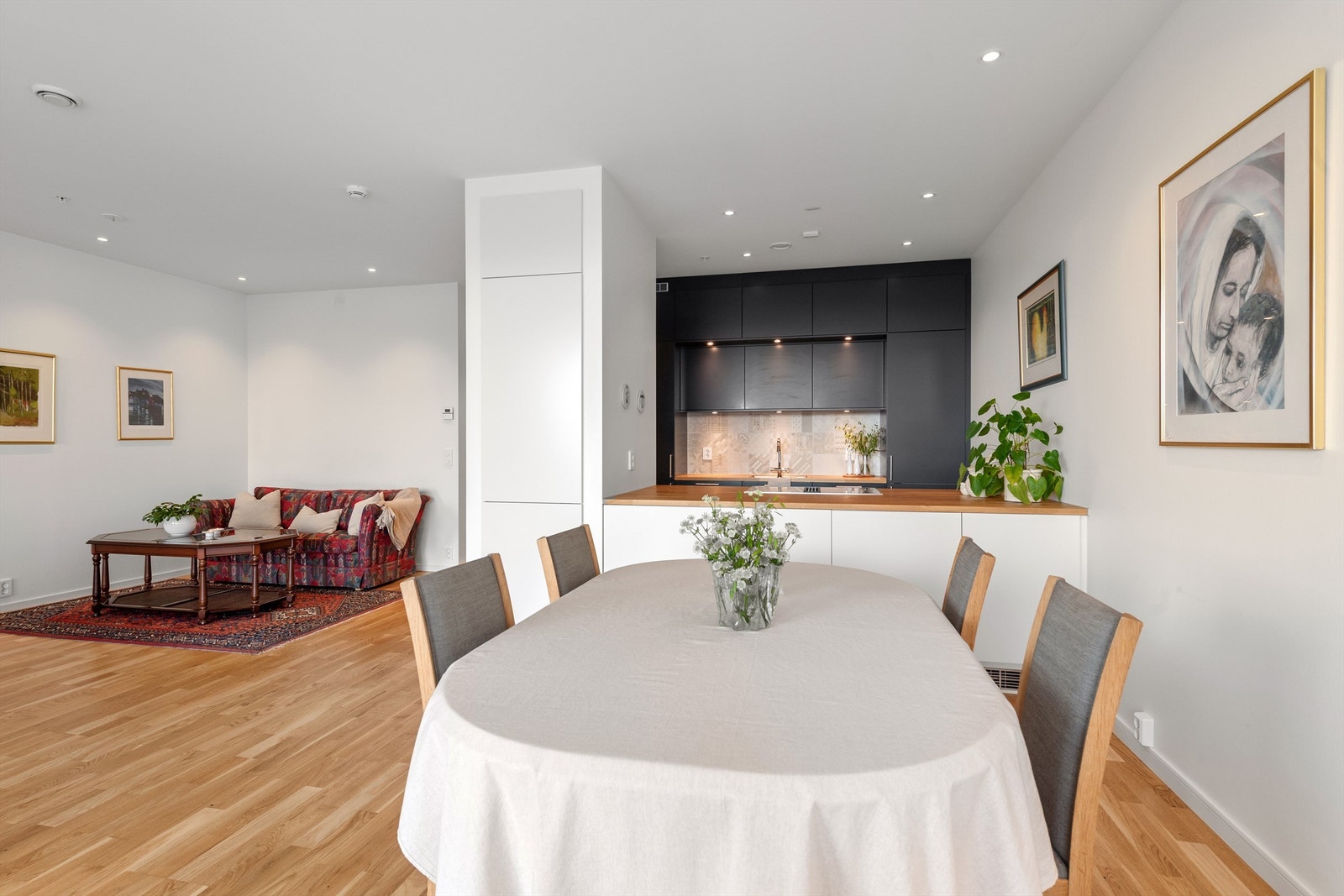 Fra spisestue mot kjøkken Galleribilde