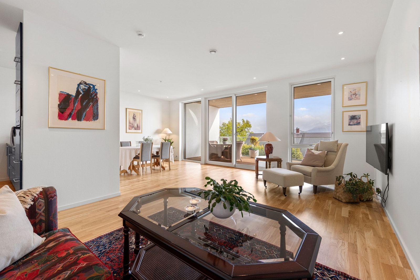 Stue/spisestue og kjøkken i åpen løsning med god plass til flere soner og sittegrupper Galleribilde