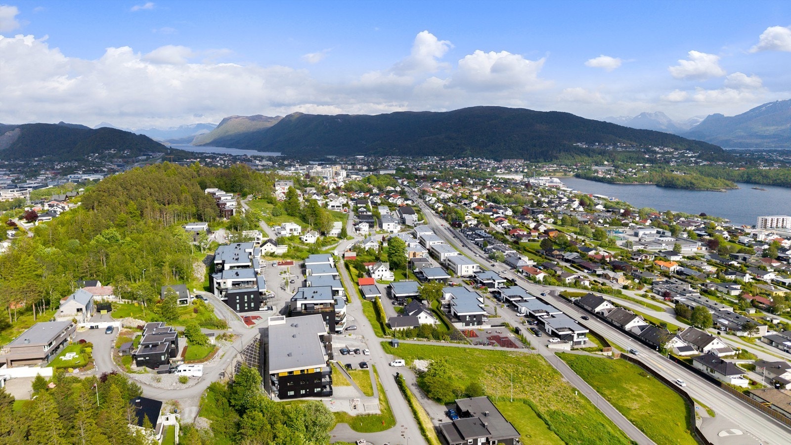 Dronebilde av nærområdet tatt fra vest mot øst Galleribilde