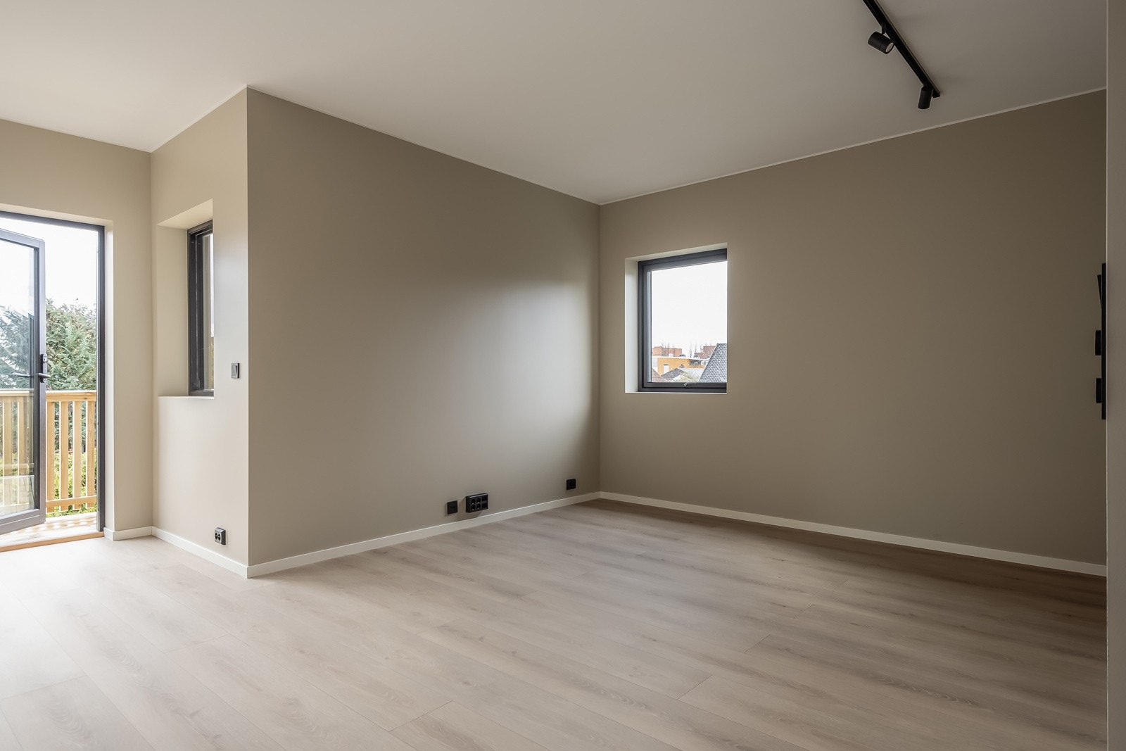 God plass for sofagruppe og TV-krok. Lagt klart opplegg for internett og det er tenkt fibernett fra NTE. Galleribilde