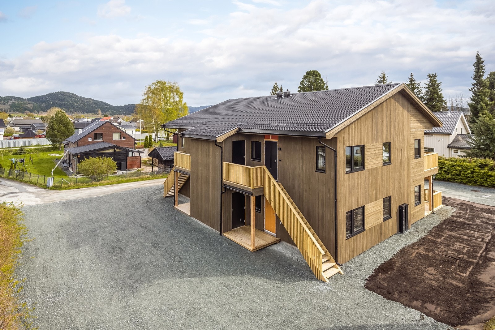 Parkering på baksiden og mulig sitteplass ved inngang for kveldssol. Det er også en praktisk sportsbod ved inngang. Galleribilde