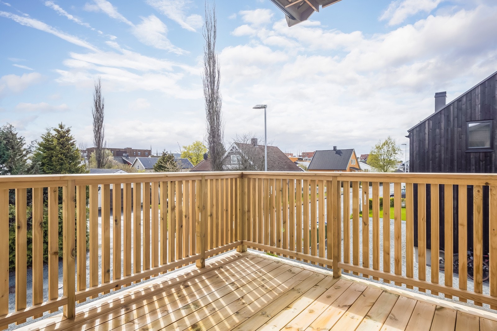 Herlig veranda mot sørvest med sol fra tidlig formiddag til ettermiddag/kveld. Galleribilde