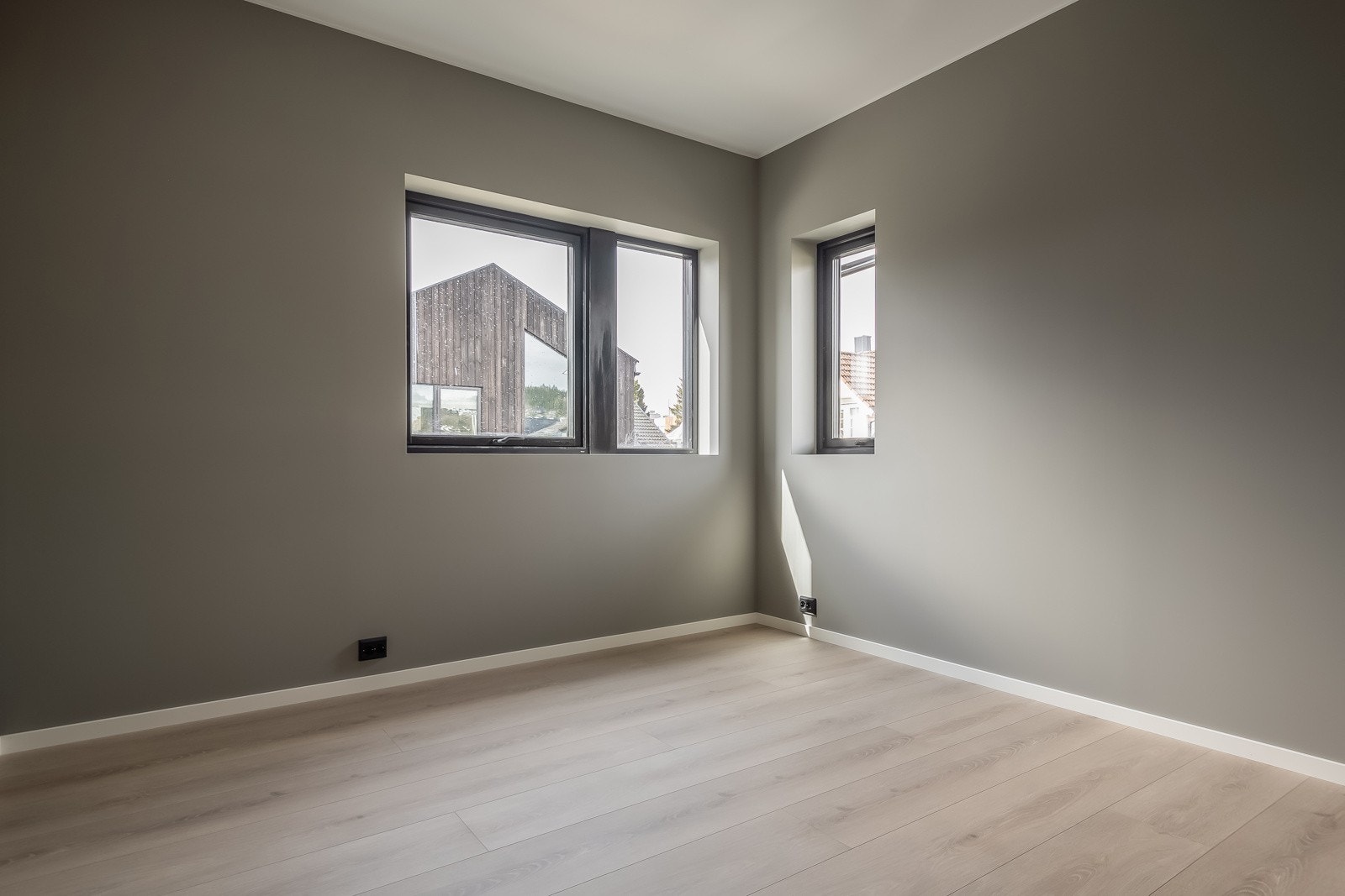 Det er 3 soverom i leiligheten. Et romslig hovedsoverom. Galleribilde