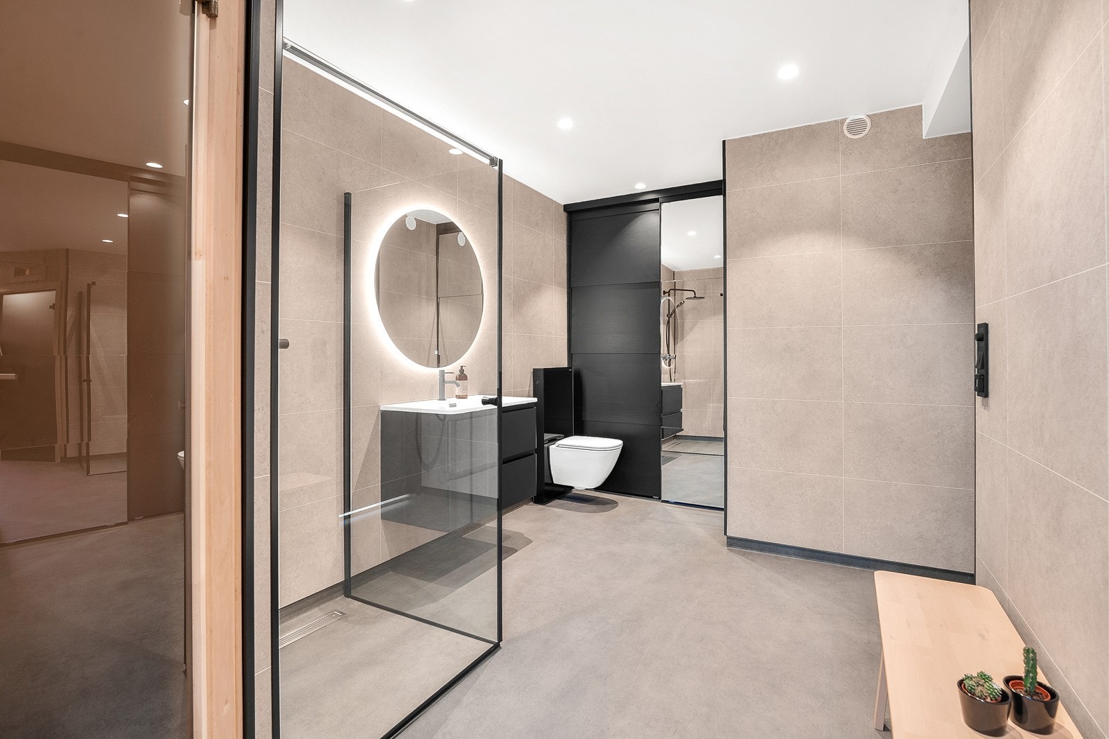 Badet i første etasje er lekkert og moderne utført. Galleribilde