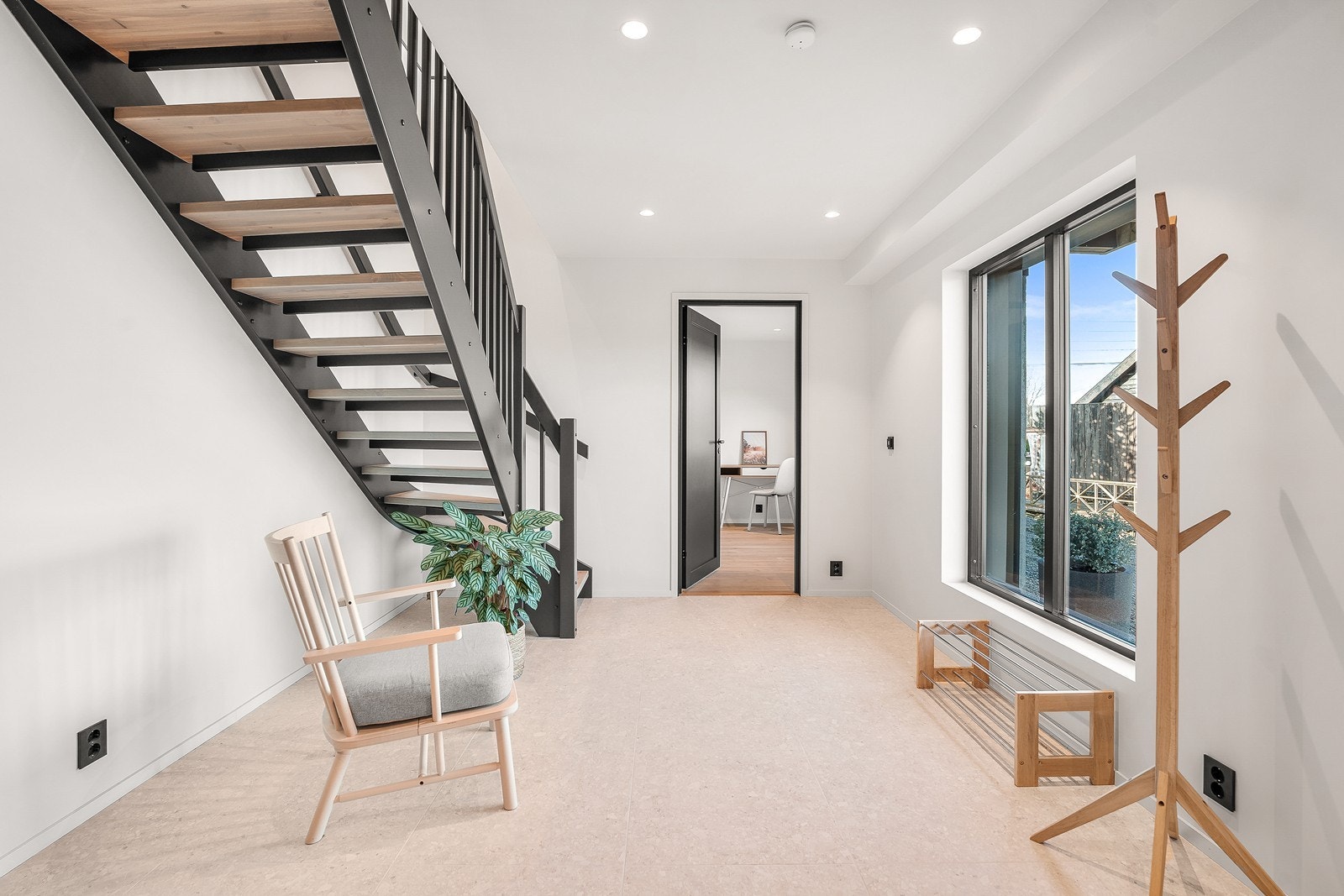 I gangen er det lagt et pent fliset gulv og slette vegger malt i hvitt. Galleribilde