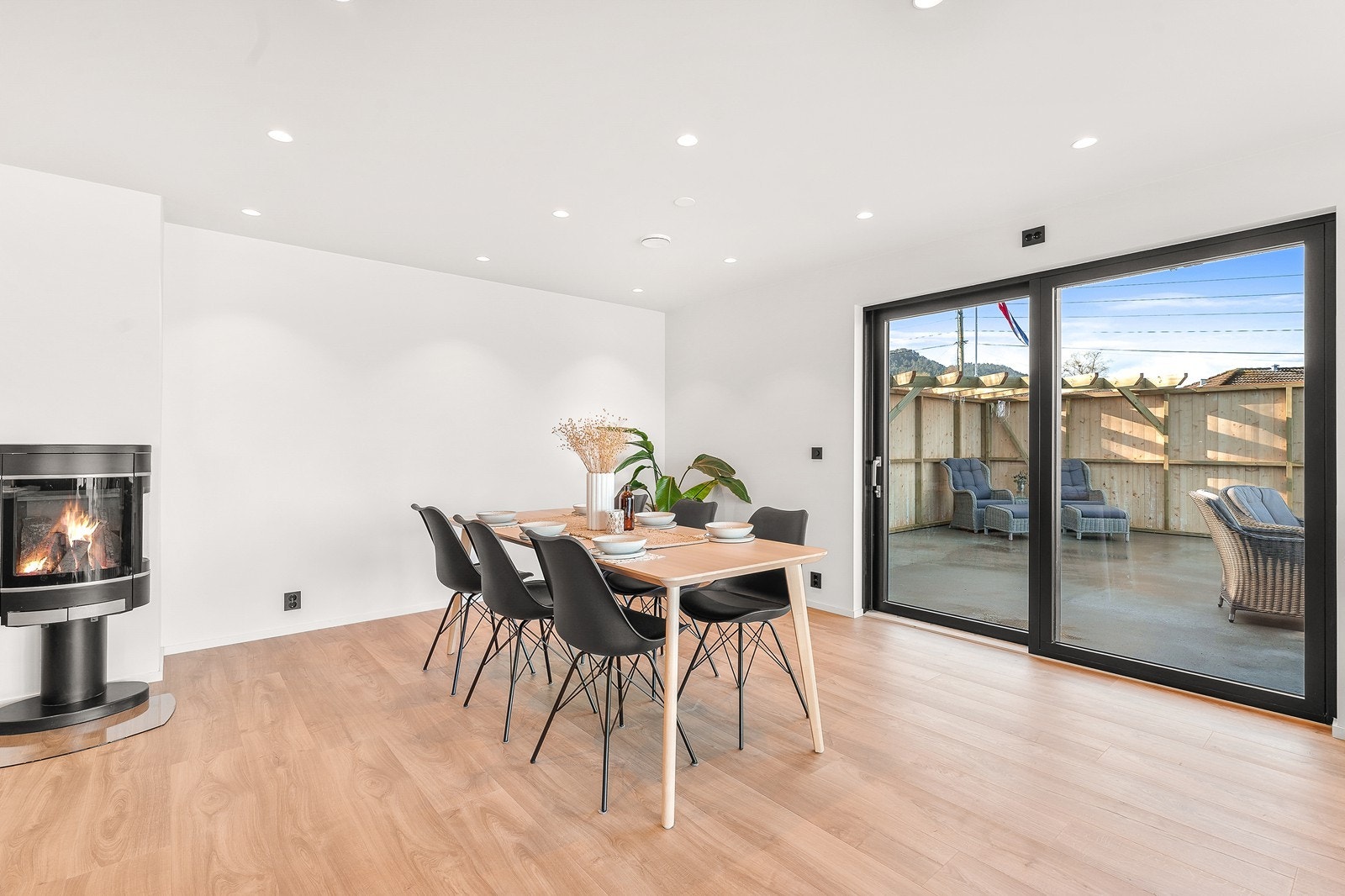 Det er god plass til spisestue med plass til mange gjester. Galleribilde