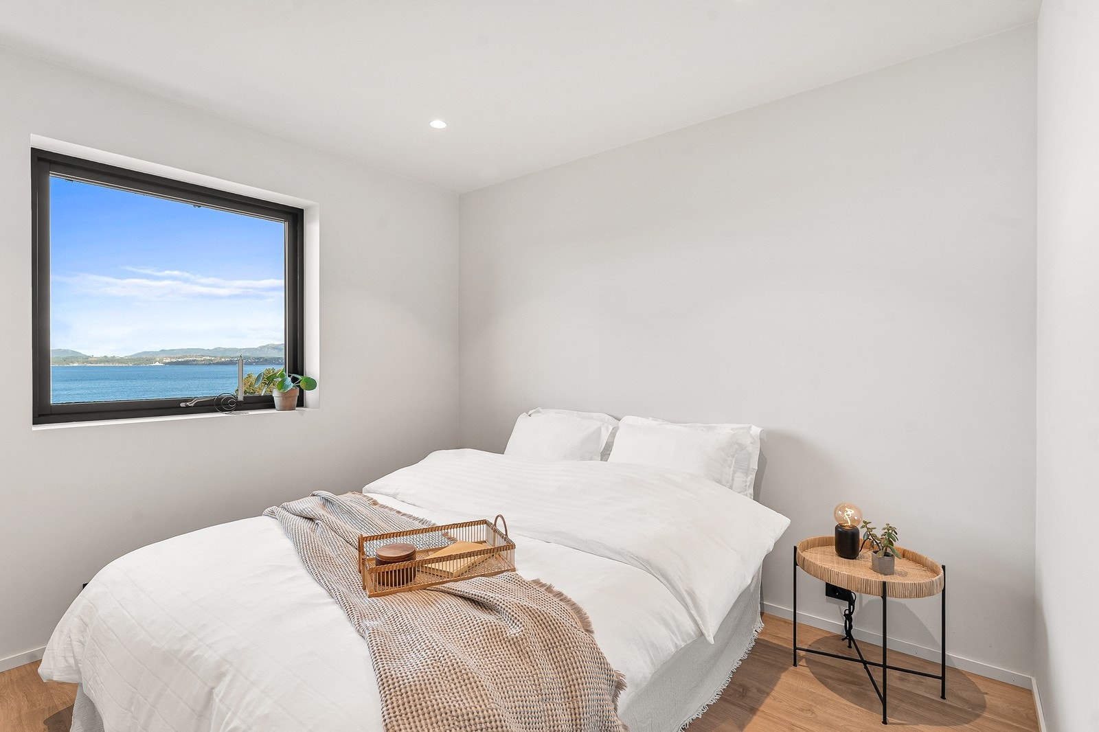 Soverommet i andre etasje har rikelig med naturlig lys. Galleribilde