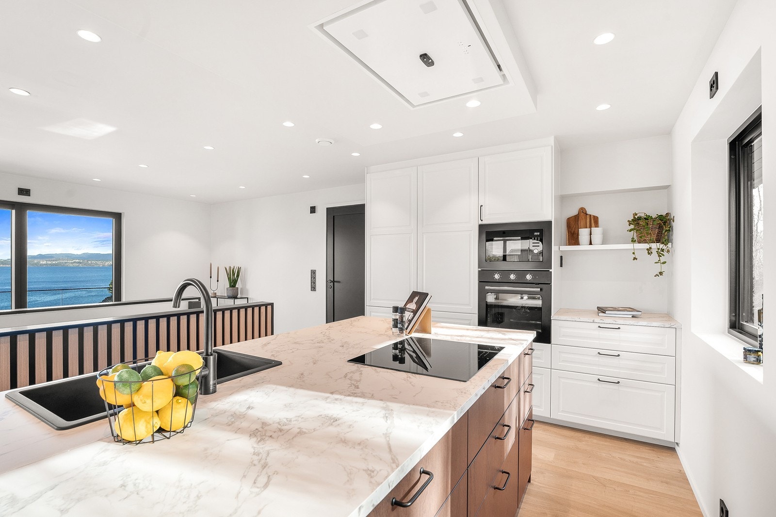 Over platetoppen er det installert ventilator og komfyrvakt. Galleribilde