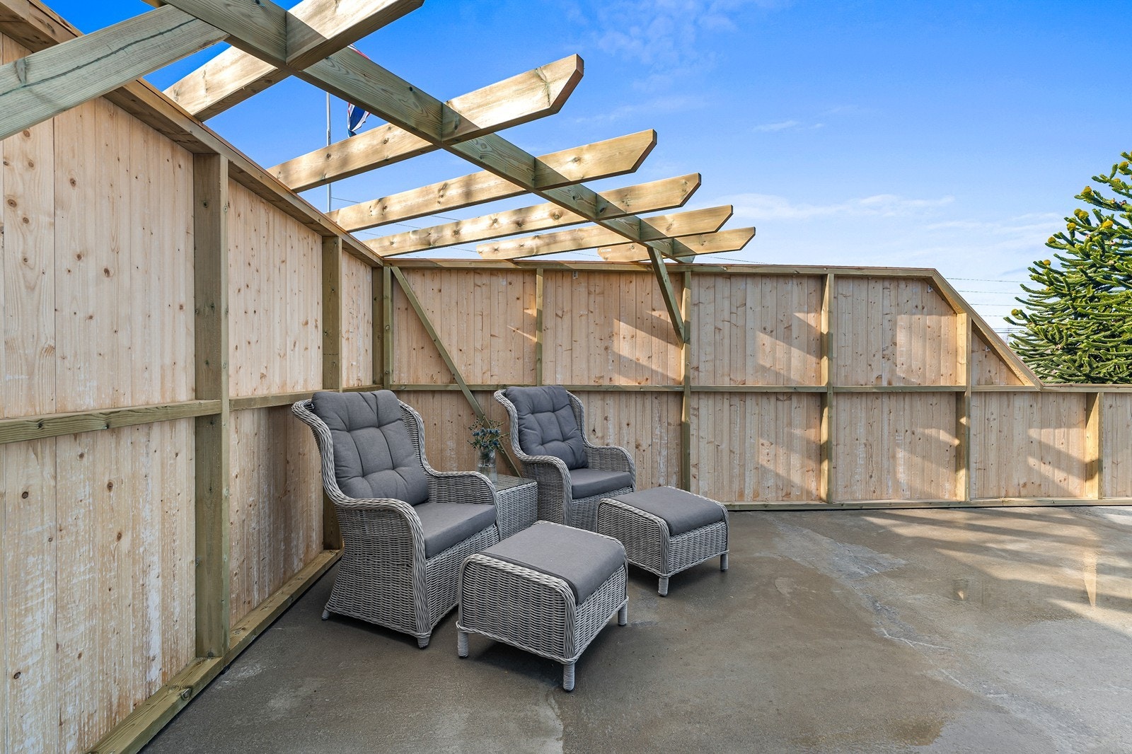 Ut fra spisestuen finner du boligens herlige terrasse. Galleribilde