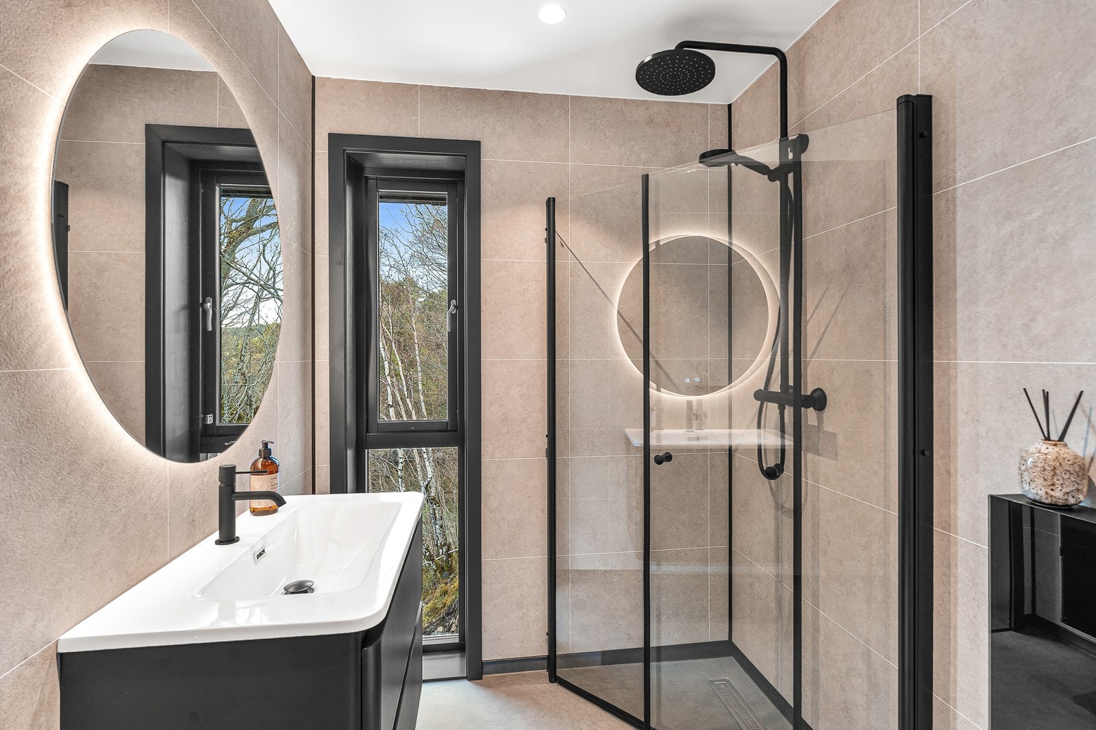 Badet i andre etasje er moderne utført med fibotresbo våtromsplater på vegger og varmekabler i gulvet. Galleribilde