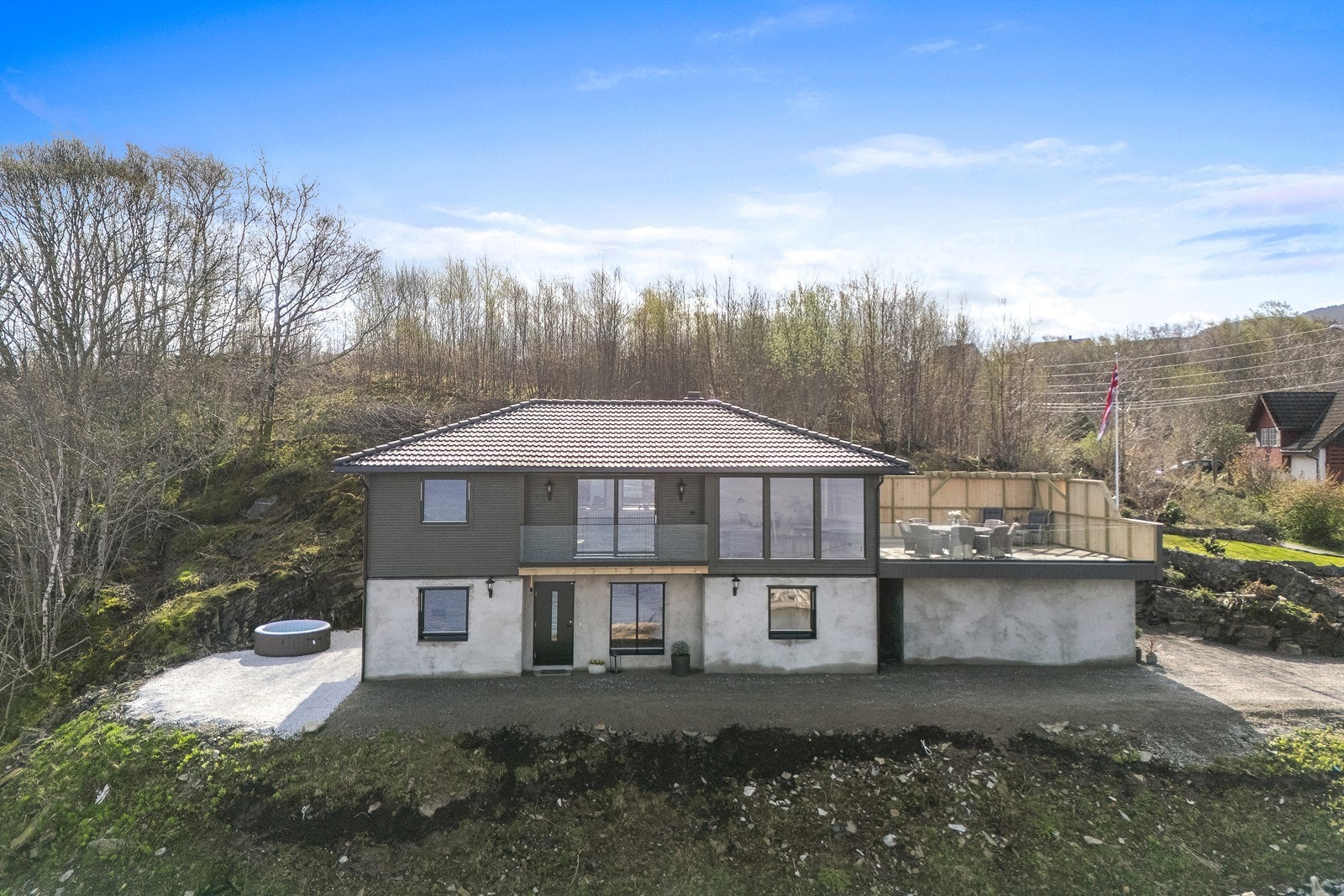 Her ligger man høyt og fritt, like ved et idyllisk sjøområde med utsikt mot sjø. Galleribilde