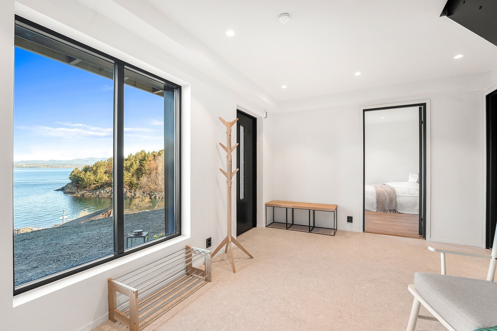 Det er god plass til å henge fra seg yttertøy og sko på oppheng i entréen. Galleribilde