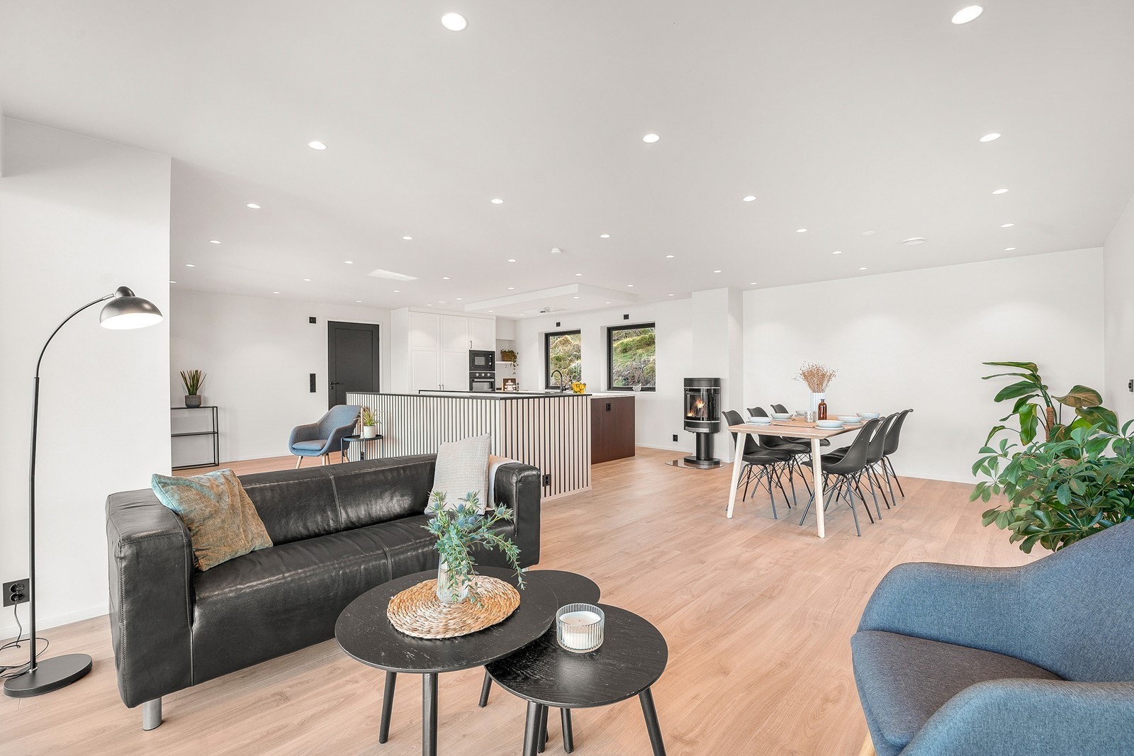 I 2 etasje finner du den sosiale sonen som er bestående av stue, spisegruppe og kjøkken Galleribilde