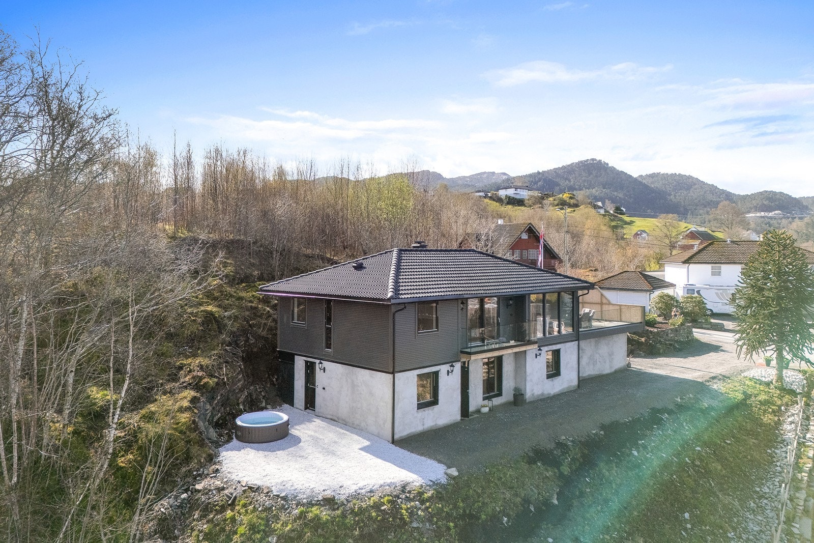 Boligen ligger i umiddelbar nærhet til strandlinje og sjø, samt variert turterreng Galleribilde